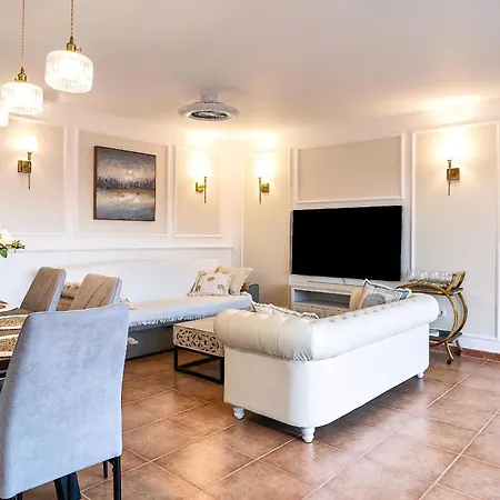 La Perla - Cliffside Retreat Villa *